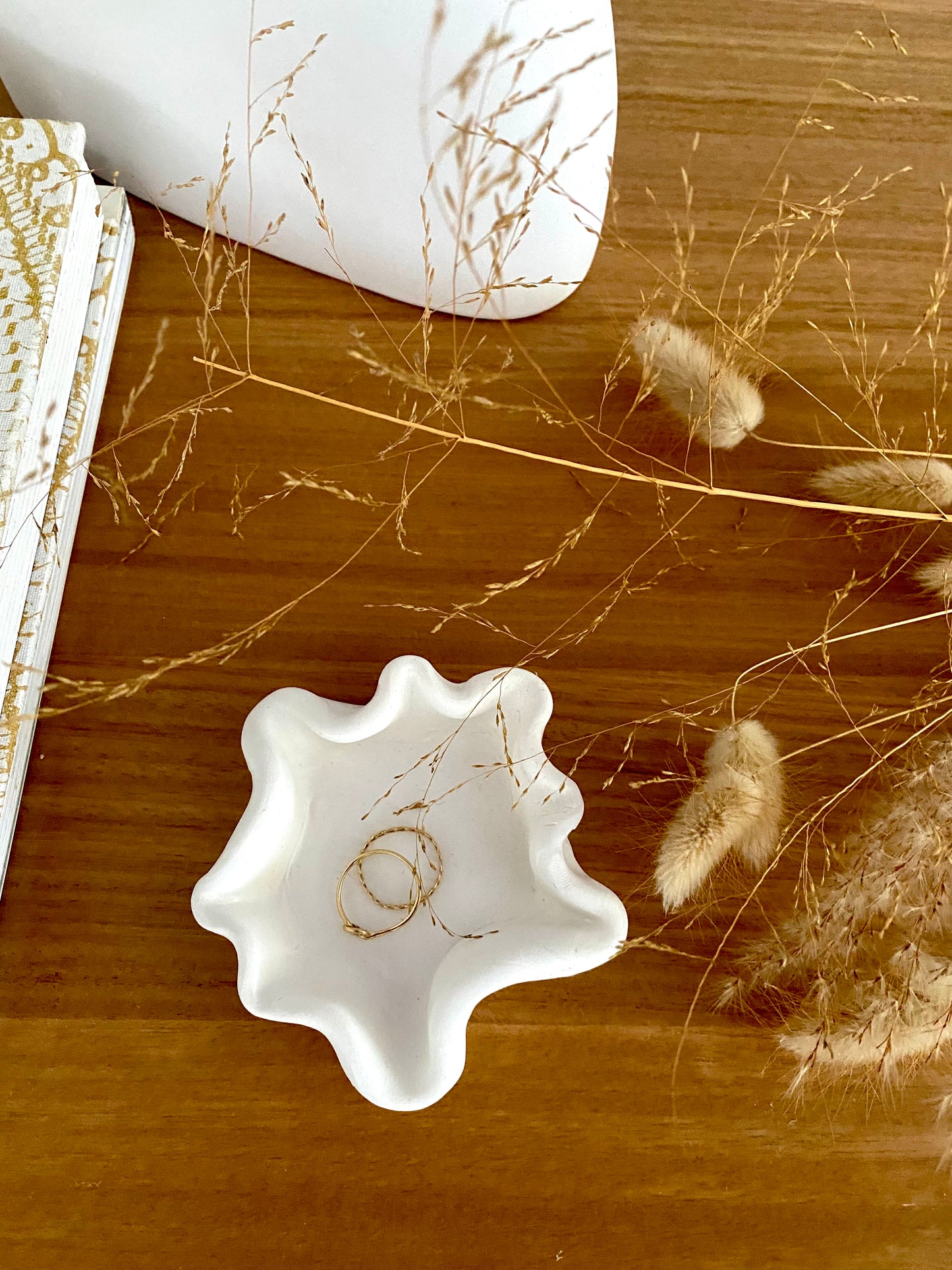 White Clam Wave Ring Dish